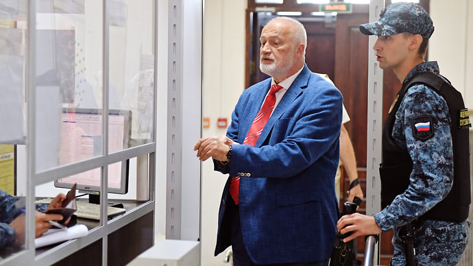 Суд вернул полиции протокол на депутата Амосова
