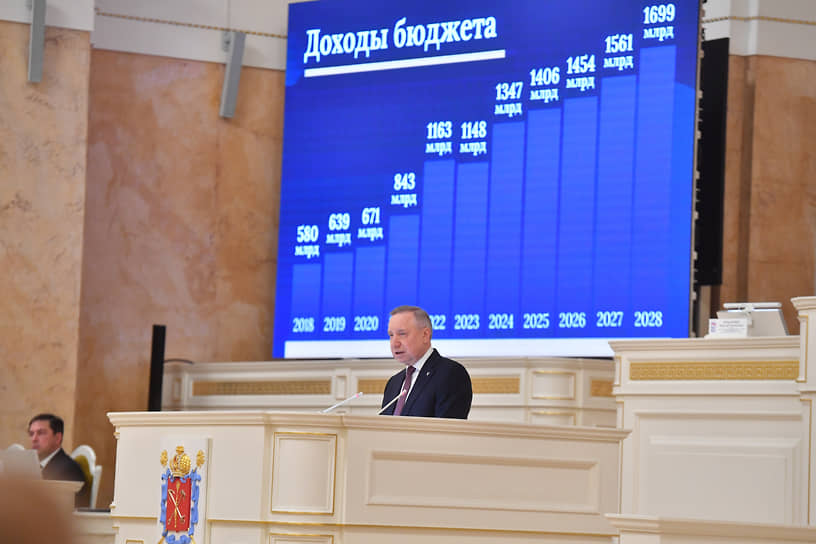 Губернатор Петербурга Александр Беглов во время выступления в Заксобрании 
