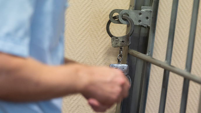 Студента колледжа отправили в изолятор после сходки подростков на Васильевском острове