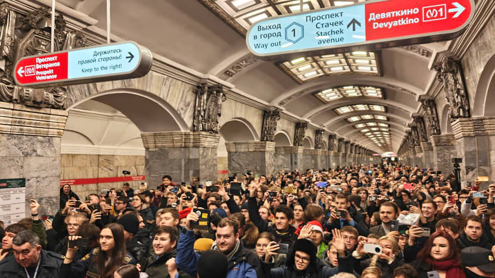 Пассажиры на станции метро «Кировский завод» перед переходом на новую станцию метро «Путиловская».
