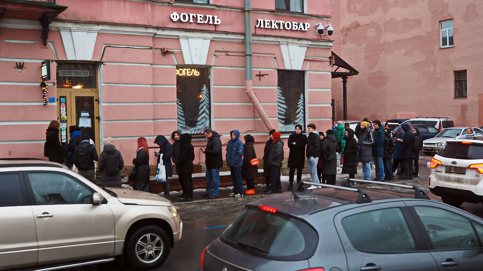 Участники сбора подписей граждан для получения политиком Борисом Надеждиным статуса кандидата на выборах президента России в баре «Фогель», 2024 год