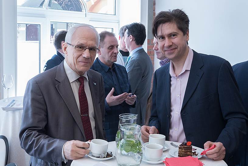 (Слева направо) Владимир Евсеев, президент «Союза литейщиков Санкт-Петербурга», Александр Ласеев, генеральный директор компании «Петербург на ладони»  
