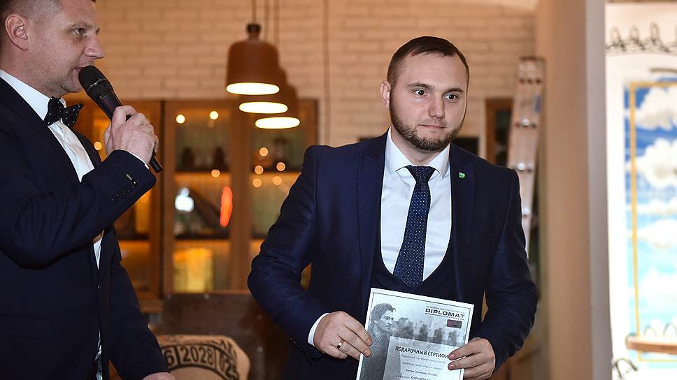Виктор Емельянов, заместитель директора филиала АО «Сбербанк Лизинг», и победитель розыгрыша призов от партнера вечера, сети магазинов «Дипломат»