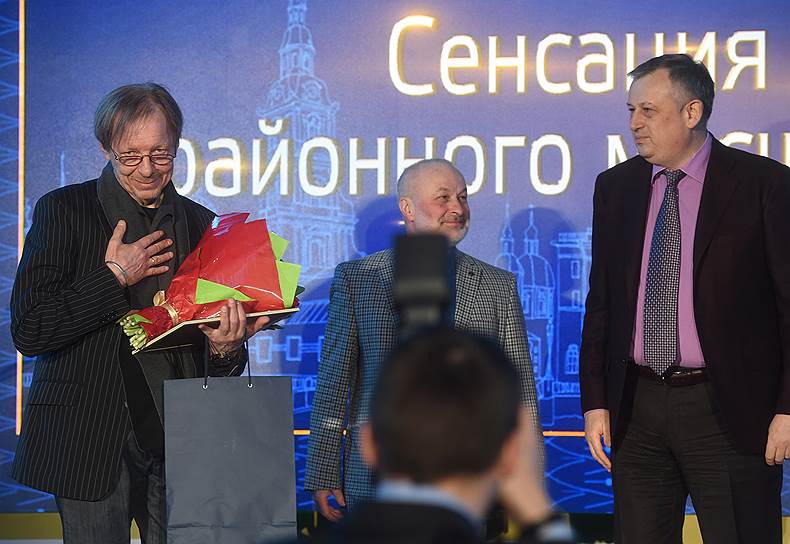 Победитель в номинации "Сенсация районного масштаба" журналист Андрей Коломойский (слева)