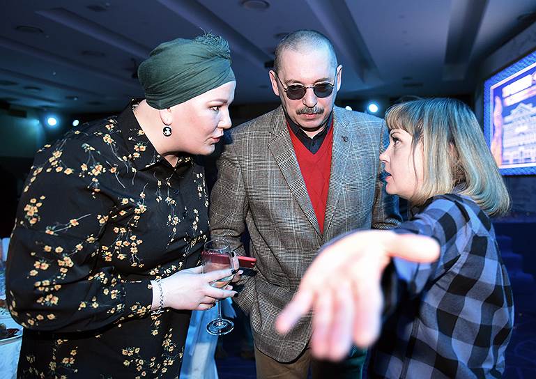 Председатель организационного комитета конкурса «Золотое перо» – 2017 Дарья Семикозова, победитель в номинации "Гран-при" (Журналист года), Денис Коротков (в центре) и победитель в номинации "Интервью года", журналист издания «Новая газета в Санкт-Петербурге» Нина Петлянова