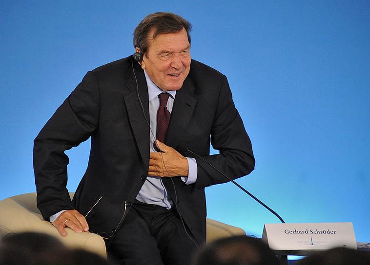 2011 год. Экс-канцлер Германии Герхард Шрёдер во время пленарного заседания Петербургского международного юридического форума на тему "Право - инструмент инновационного и безопасного развития глобального мира"