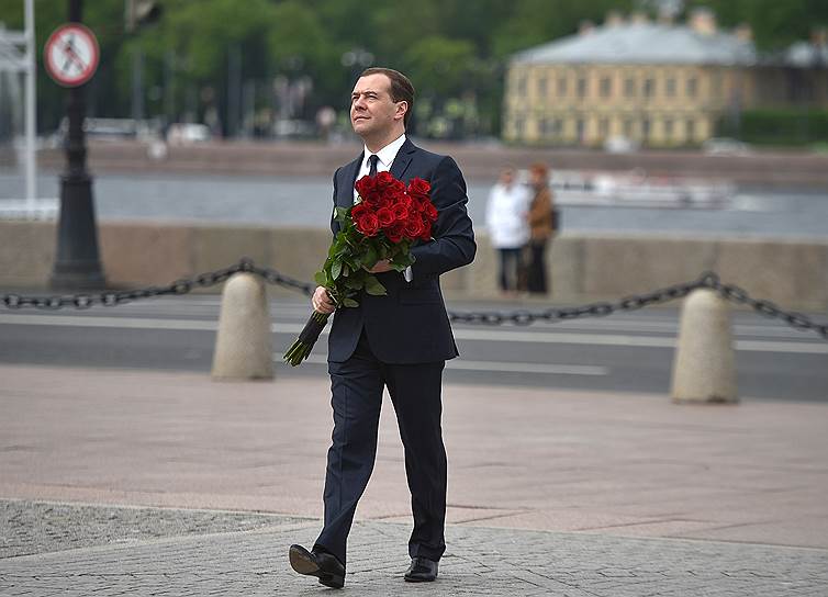 Председатель правительства России Дмитрий Медведев во время церемонии возложения цветов к памятнику Петру Первому "Медному всаднику" на Сенатской площади