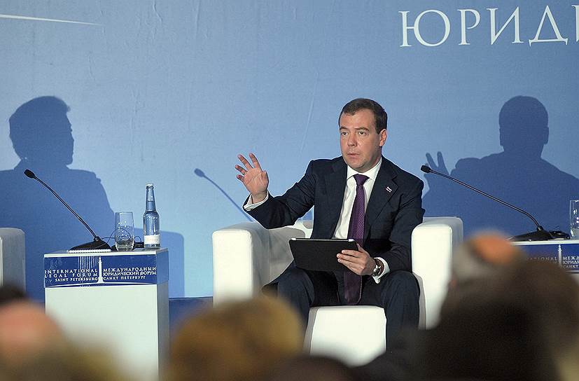 2012 год. Председатель правительства России Дмитрий Медведев на пленарном заседании на тему: "Правовая политика в 21 веке: новые вызовы права в глобальном мире"