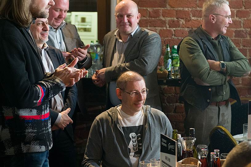 Председатель совета директоров компании «СпортЛайф» Илья Гуревич (в центре)