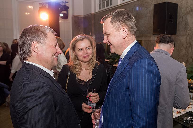 Генеральный директор компании Renaissance Construction Андрей Власенко и генеральный директор ХК СКА Андрей Точицкий с супругой Натальей
