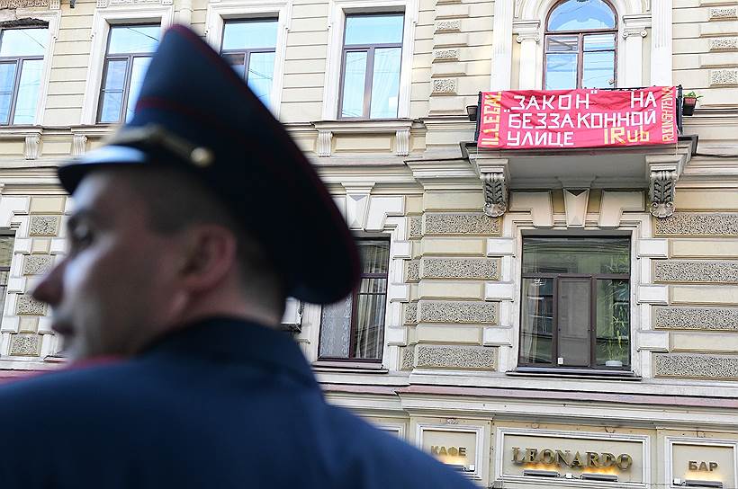 Акции протеста жителей улицы Рубинштейна во время вечеринки. Надпись на плакате: ""Закон" на беззаконной улице"
