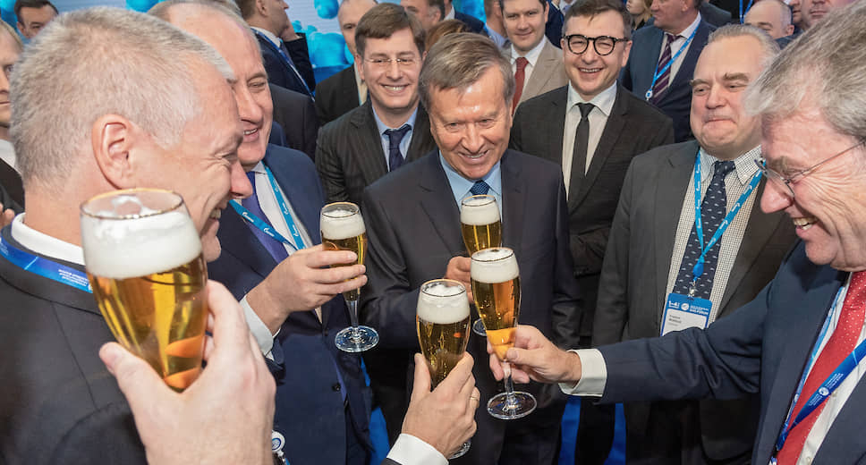IX Петербургский международный газовый форум. Председатель совета директоров ПАО "Газпром" Виктор Зубков (в центре) во время осмотра стенда немецких коллег празднующих "Октоберфест" 
