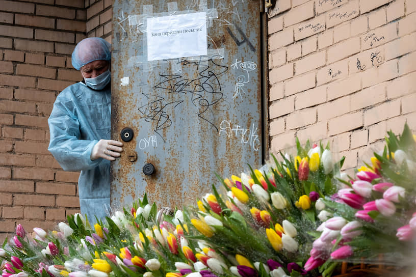 Цветы для студенток Северо-Западного государственного медицинского университета (СЗГМУ) им. И.И. Мечникова, соблюдающих режим обсервации, во время акции солидарности "Петербург своих не бросает"