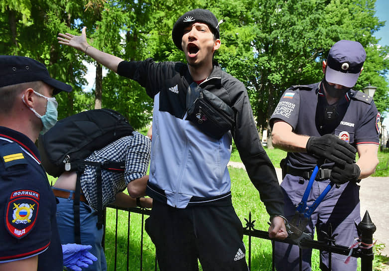 Активист приковал себя наручниками возле здания Первого Западного окружного военного суда в знак протеста против приговора Юлию Бояршинову и Виктору Филинкову