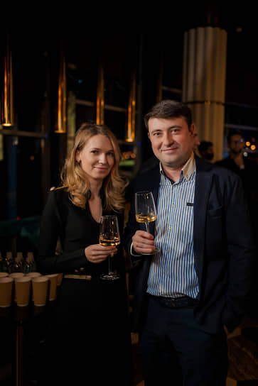 Руководитель группы продаж службы по работе с VIP-клиентами ФК «Зенит» Александр Каргин и Олеся Пицур