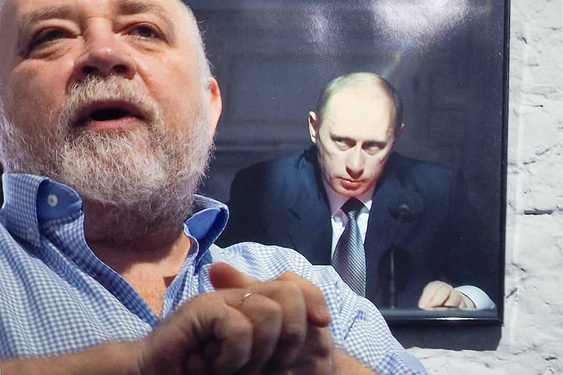 Фотограф Сергей Максимишин во время открытия своей персональной выставки в галерее "Зерно"