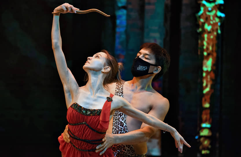 Закрытие Международного фестиваля балета Open dance. Гала-концерт звезд мирового балета на сцене Большого концертного зала (БКЗ) "Октябрьский". Репетиция па-де-диан Дианы и Актеона из балета "Эсмеральда"
