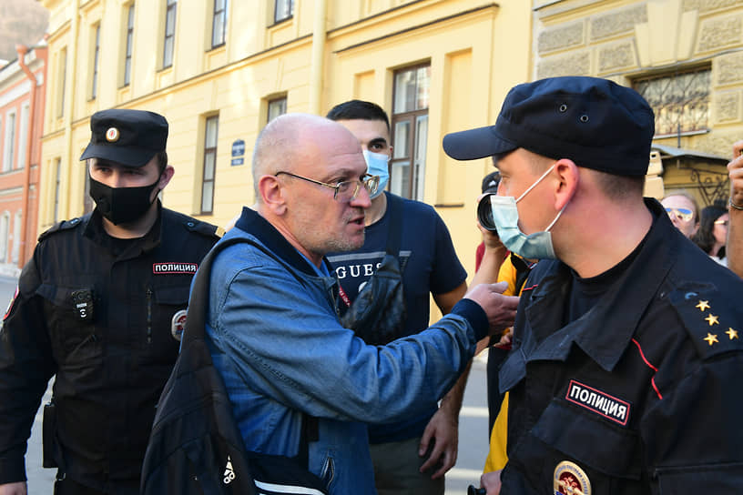 Депутат ЗакСа Санкт-Петербурга Максим Резник после оглашения решения суда