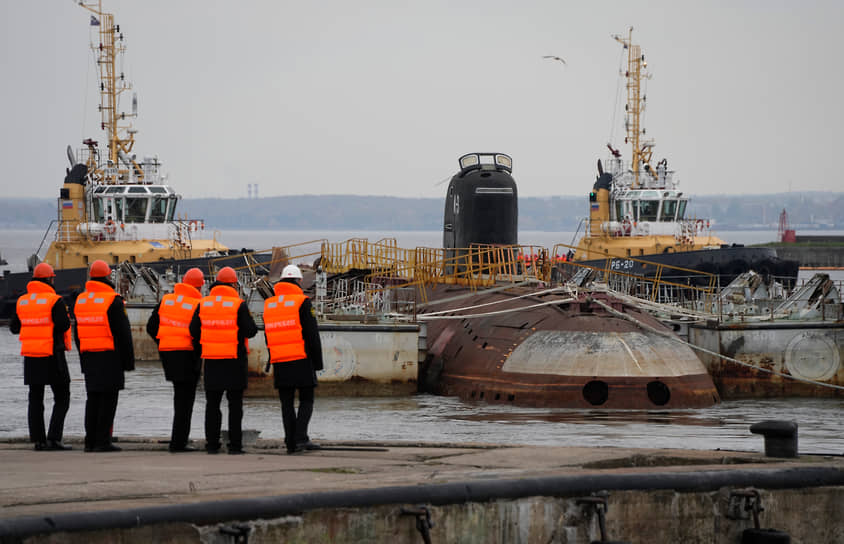 Советская атомная подводная лодка К-3 "Ленинский комсомол" во время швартовки у причала в Кронштадте