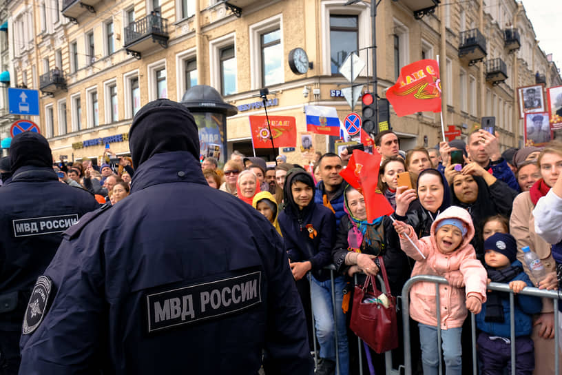 Празднование 77-ой годовщины Победы в Великой Отечественной войне. Участники акции памяти "Бессмертный полк" во время шествия