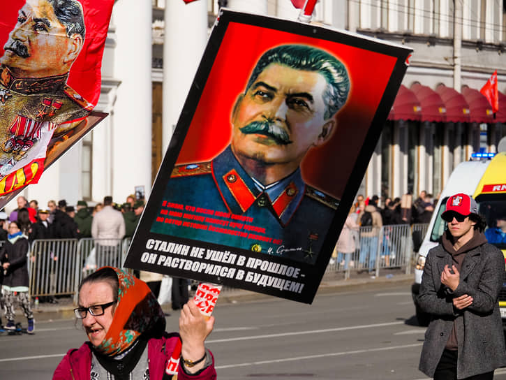Празднование 77-ой годовщины Победы в Великой Отечественной войне. Участники акции памяти "Бессмертный полк" во время шествия по невскому проспекту