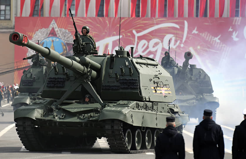 Военный парад на Дворцовой площади, посвященный 77-ой годовщине Победы в Великой Отечественной войне. Самоходные гаубицы 2С19 "Мста-С" во время парада