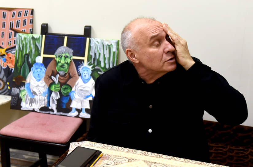 Сооснователь группы "НОМ" Андрей Кагадеев во время интервью в своей художественной мастерской