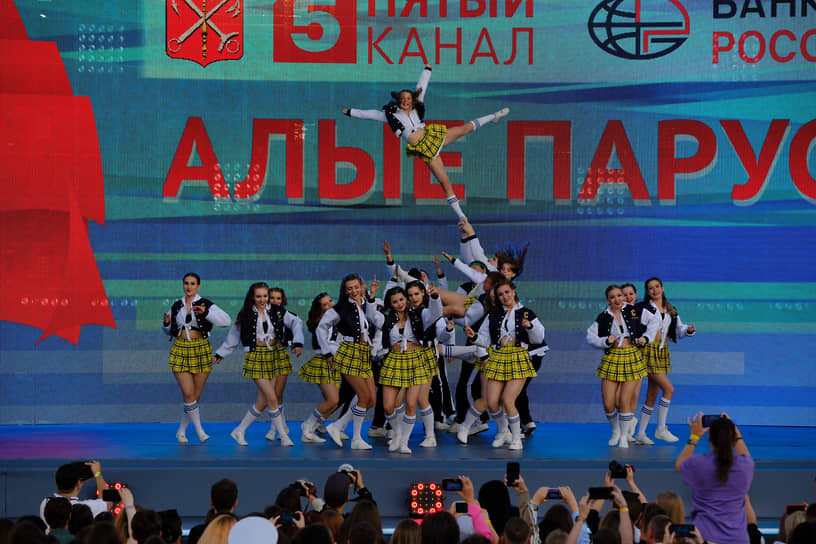 Праздник выпускников средних школ Санкт-Петербурга "Алые паруса" 2023. Концерт на Дворцовой площади