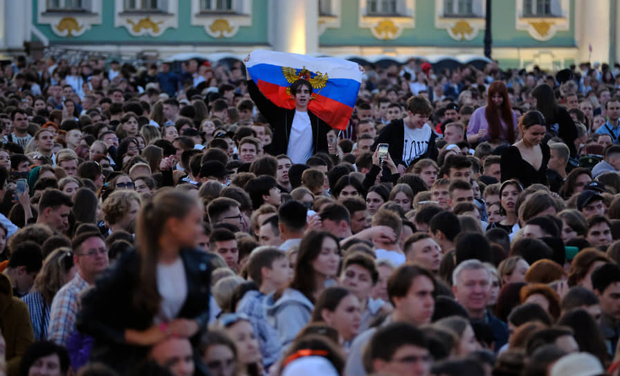 Выпускники на Дворцовой площади во время концерта