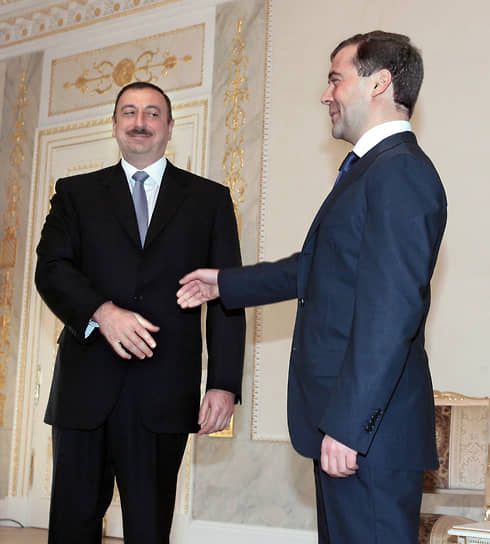 Президент Азербайджана Ильхам Алиев (слева) и президент России Дмитрий Медведев во время официальной встречи 