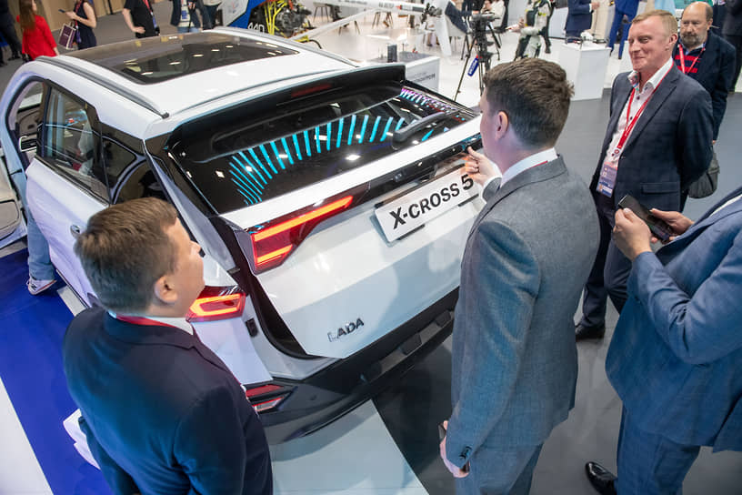 Торжественная церемония, посвященная началу серийного выпуска Lada X-Cross 5 (из машинокомплектов FAW Bestune T77) состоялась 17 июня прошлого года на полях ПМЭФ-2023