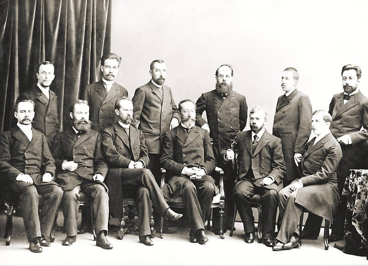 Преподаватели Петербургского университета. Фото: 1897–1899 годов. Верхний ряд (слева направо): Петр Петрович Семенов-Тян-Шанский, Петр Андреевич Земятченский, Яков Антонович Макеров, Константин Константинович Фохт, Николай Иванович Каракаш. Нижний ряд: Герман Германович Петц, Николай Иванович Андрусов, Павел Николаевич Венюков, Александр Александрович Иностранцев, Владимир Прохорович Амалицкий, Франц Юльевич Левинсон-Лессинг