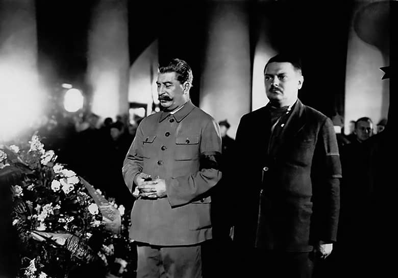 6 декабря 1934 г. Иосиф Сталин и Андрей Жданов у гроба Сергея Кирова В 1948 году Ленинградскому государственному университету присвоили имя советского партийного деятеля Андрея Александровича Жданова. В 1934 году Жданов, с поручения Сталина, отправился в Ленинград бороться с «предателями, вредителями и классовыми врагами советской власти». В годы Большого террора Жданов был одним из тех, кто подписывал расстрельные списки Сталина. Имя Жданова университет носил до 1989 года.