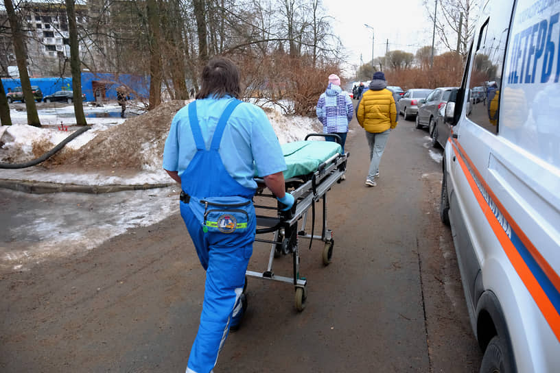 В результате взрыва, по данным градоначальника Александра Беглова, погибших нет. За медицинской помощью обратилось шесть человек. Одна пожилая женщина была госпитализирована с симптомами стрессовой реакции