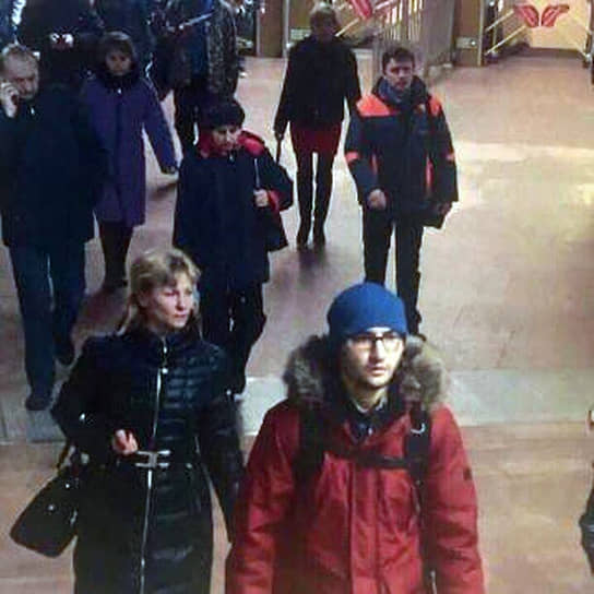 Бомбу, сделанную на основе огнетушителя, привел в действие террорист-смертник Акбарджон Джалилов. По данным следствия, в этот же день он планировал устроить еще один взрыв на станции «Площадь Восстания»: на платформе Джалилов оставил сумку с бомбой. Взрыва не произошло из-за конструктивных ошибок устройства. Найденную бомбу обезвредили сотрудники инженерно-технического отдела ОМОН Росгвардии