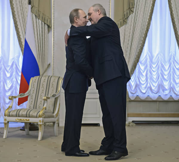 В день трагедии президент России Владимир Путин находился в Петербурге. Глава государства встречался в городе с президентом Белоруссии Александром Лукашенко