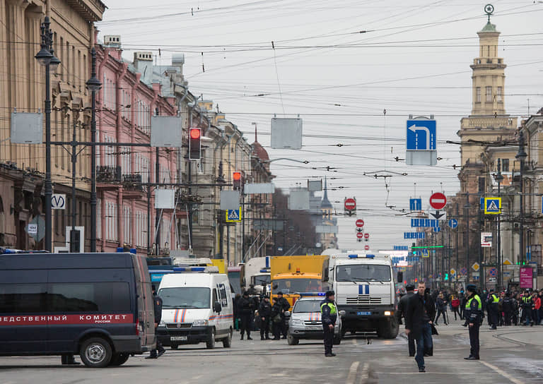 После произошедшего работа метрополитена была полностью остановлена. Все объекты подземки, в том числе перегоны, обследовали сотрудники силовых ведомств и пожарно-спасательных подразделений МЧС
