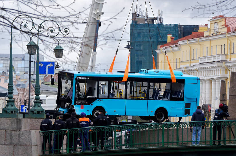 Пассажирский автобус, следовавший по маршруту №262, около 13:00 пробил ограждение Поцелуева моста и упал в реку Мойку. Как сообщил городской комитет по транспорту, водитель автобуса компании ООО «Такси» не справился с управлением при повороте с Большой Морской улицы на мост