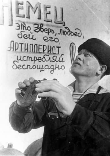1942 г. Надпись на стене маяка Толбухина. На территории маяка во время блокады располагалась зенитная батарея из четырех 45-миллиметровых орудий 