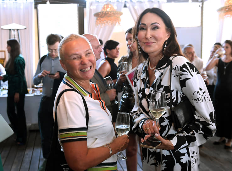 Директор агентства Principe PR Media Наталья Плеханова (слева) и модельер Елена Бадмаева во время церемонии
