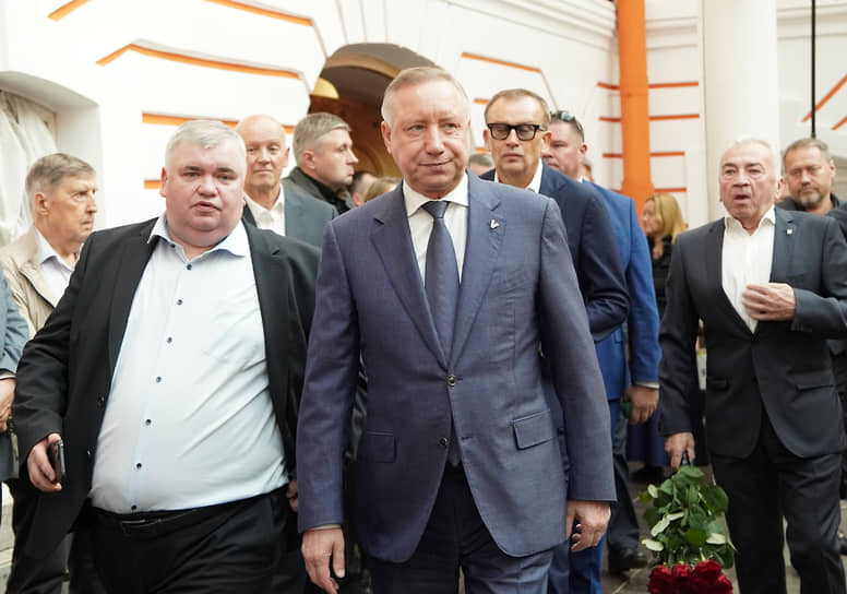  Губернатор Санкт-Петербурга Александр Беглов (в центре), губернатор Ленобласти Александр Дрозденко (четвертый справа), председатель Законодательного собрания Ленинградской области Сергей Бебенин (второй справа) и председатель Законодательного собрания Санкт-Петербурга Александр Бельский (справа) 