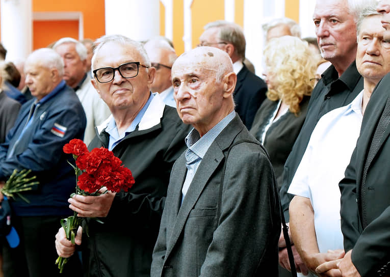 Участники во время церемонии прощания 
