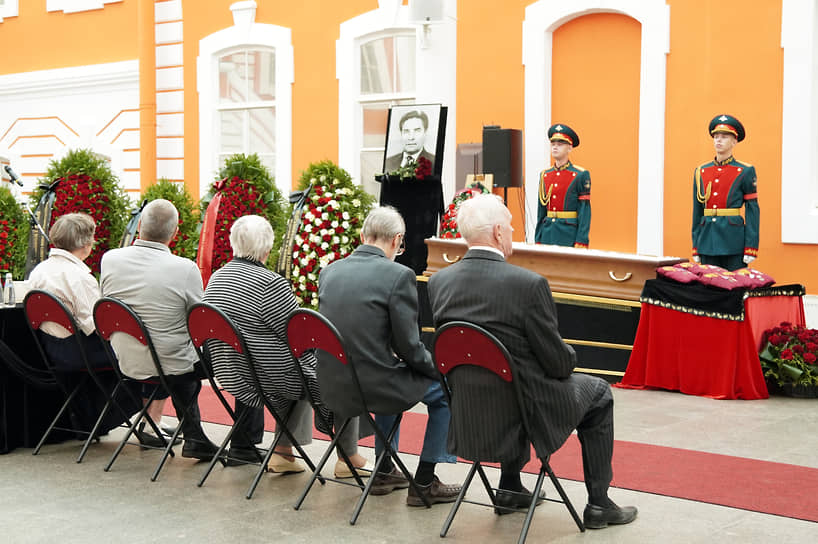 Прощание с последним председателем Ленгорисполкома (1983 - 1990) Владимиром Ходыревым в Атриуме Петропавловской крепости 