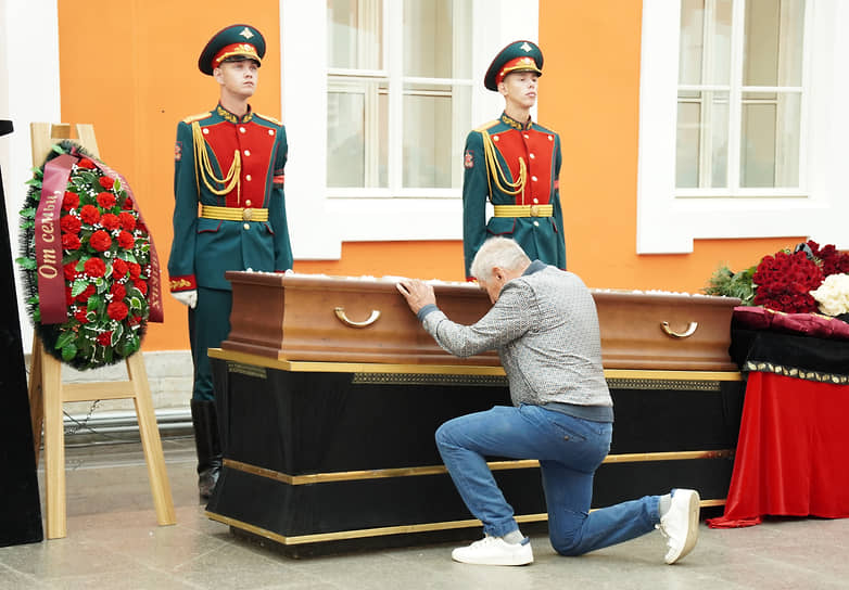 Участник во время церемонии прощания 
