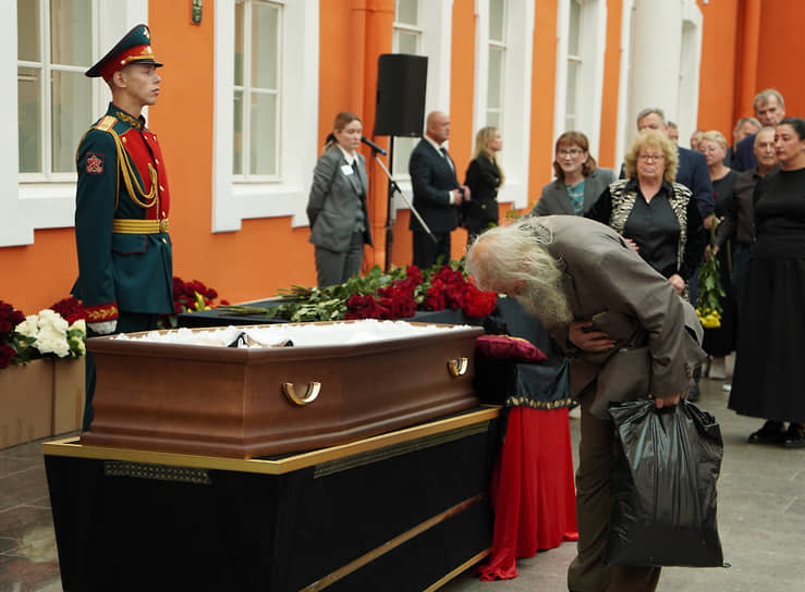  Участники церемонии во время прощания 