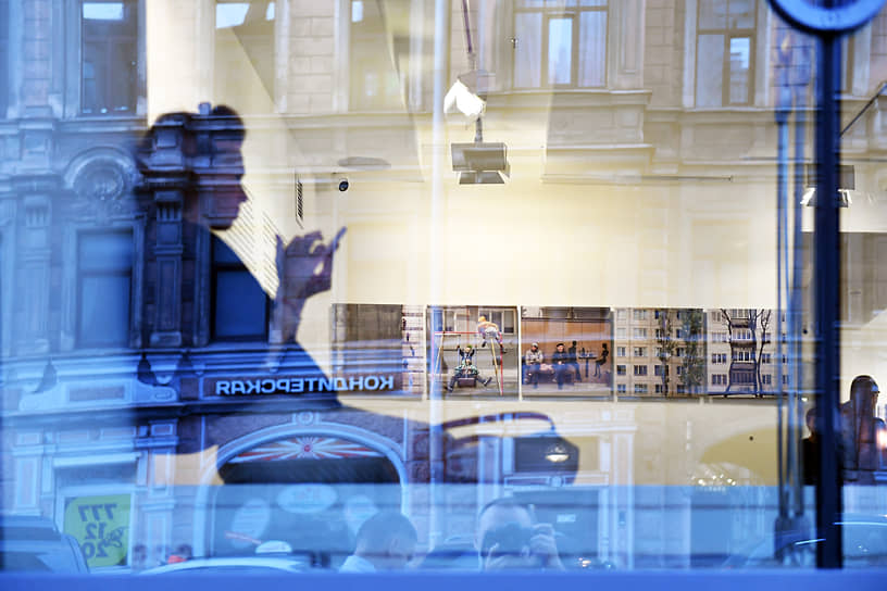 В Санкт-Петербурге открылась выставка известного российского фотографа Дмитрия Маркова. Ее задумывали при жизни автора, а зрители должны были увидеть фотографии еще весной. 16 февраля 2024 года Дмитрия Маркова нашли мертвым в квартире в Пскове. Ему был всего 41 год
