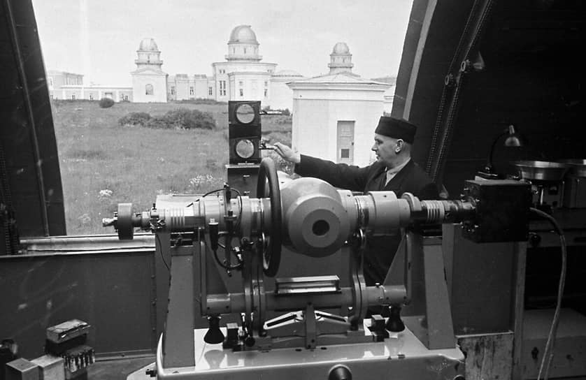 1957 год. Профессор Ленинградского государственного университета (ЛГУ) Николай Никифорович Павлов у фотоэлектрического инструмента в Пулковской обсерватории 