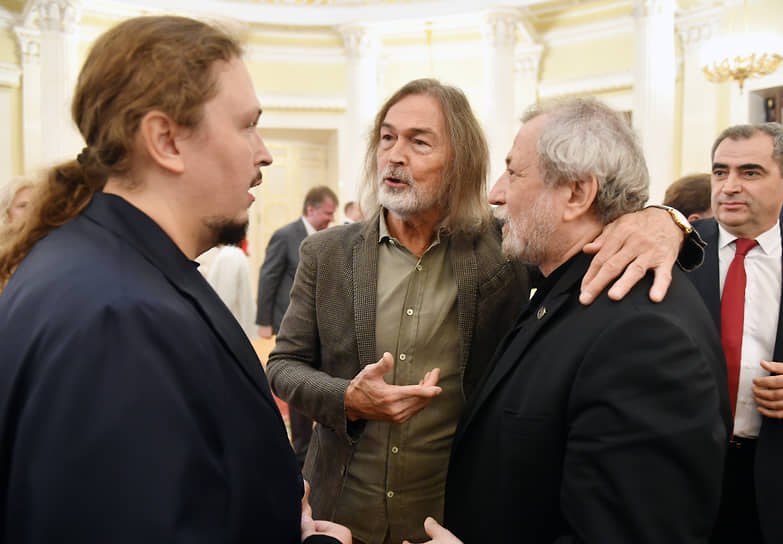 Слева направо: сын художника Никаса Сафронова Лука, художник Никас Сафронов и художественный руководитель Санкт-Петербургского "Академического театра балета Бориса Эйфмана" Борис Эйфман