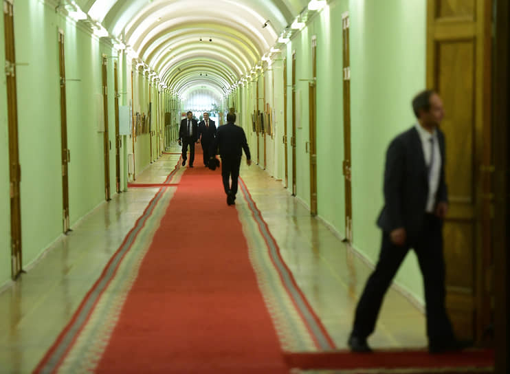 Чиновники в коридоре здания администрации Санкт-Петербурга 