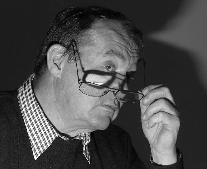 Олег Виролайнен — экс-чиновник Смольного, миллиардер. Он родился в 1948 году. В 1971-м окончил Ленинградский институт инженеров железнодорожного транспорта, а в 1989-м — Ленинградскую высшую партийную школу. Карьеру он начал на заводе железобетонных изделий «Баррикада». А затем был директором нескольких коммерческих компаний. В 2003 году Олег Виролайнен распоряжением и. о. губернатора Александра Беглова был назначен вице-губернатором Петербурга: он отвечал за ЖКХ и благоустройства. Это был его второй приход во власть: еще до развала СССР он был первым секретарем Красногвардейского райкома КПСС, заведующим отделом городского хозяйства и транспорта, заместителем заведующего социально-экономическим отделом Ленинградского горкома. В 2006 году чиновника понизили в должности, назначив председателем комитета по благоустройству и дорожному хозяйству. Олег Виролайнен умер 9 января на 76-м году жизни